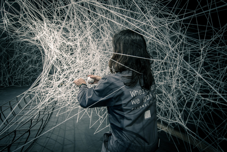 chiharu-shiota-le-bon-marche-paris-3.jpg