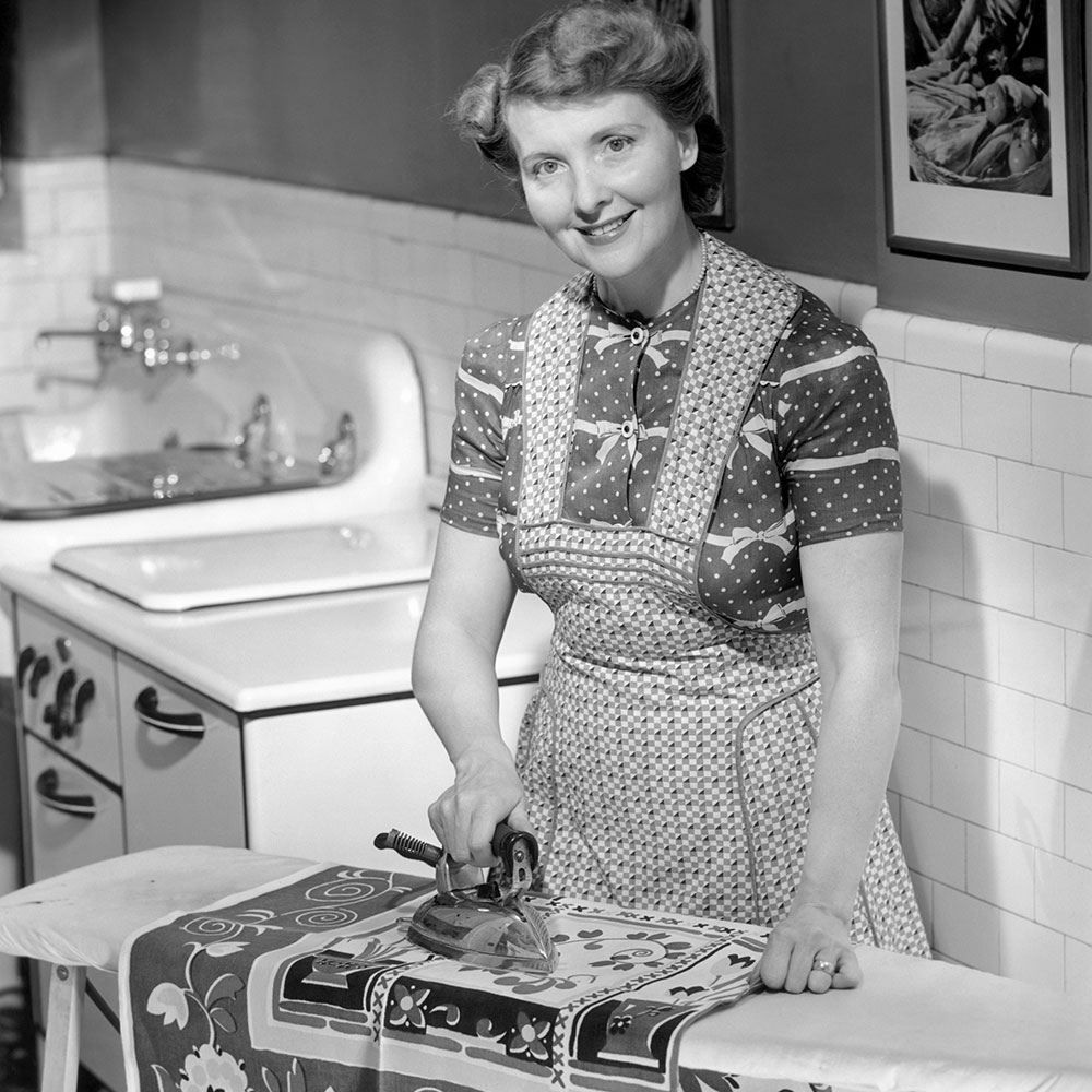 1950s-housewife-tasting-with-spoon-by-stove-funny-facial-expression-CMPYB4.jpg