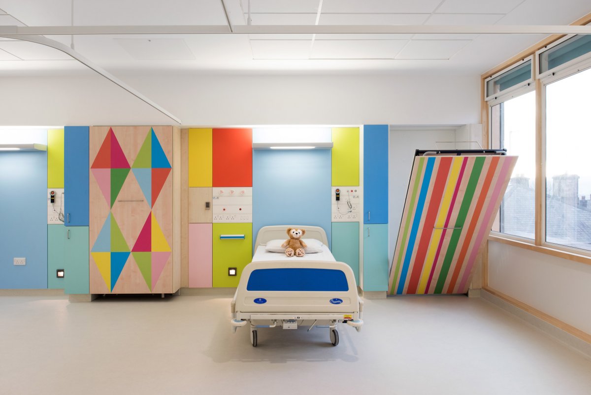 sheffield-childrens-hospital-morag-myerscough-interior-design-uk_dezeen_2364_col_3.jpg.1