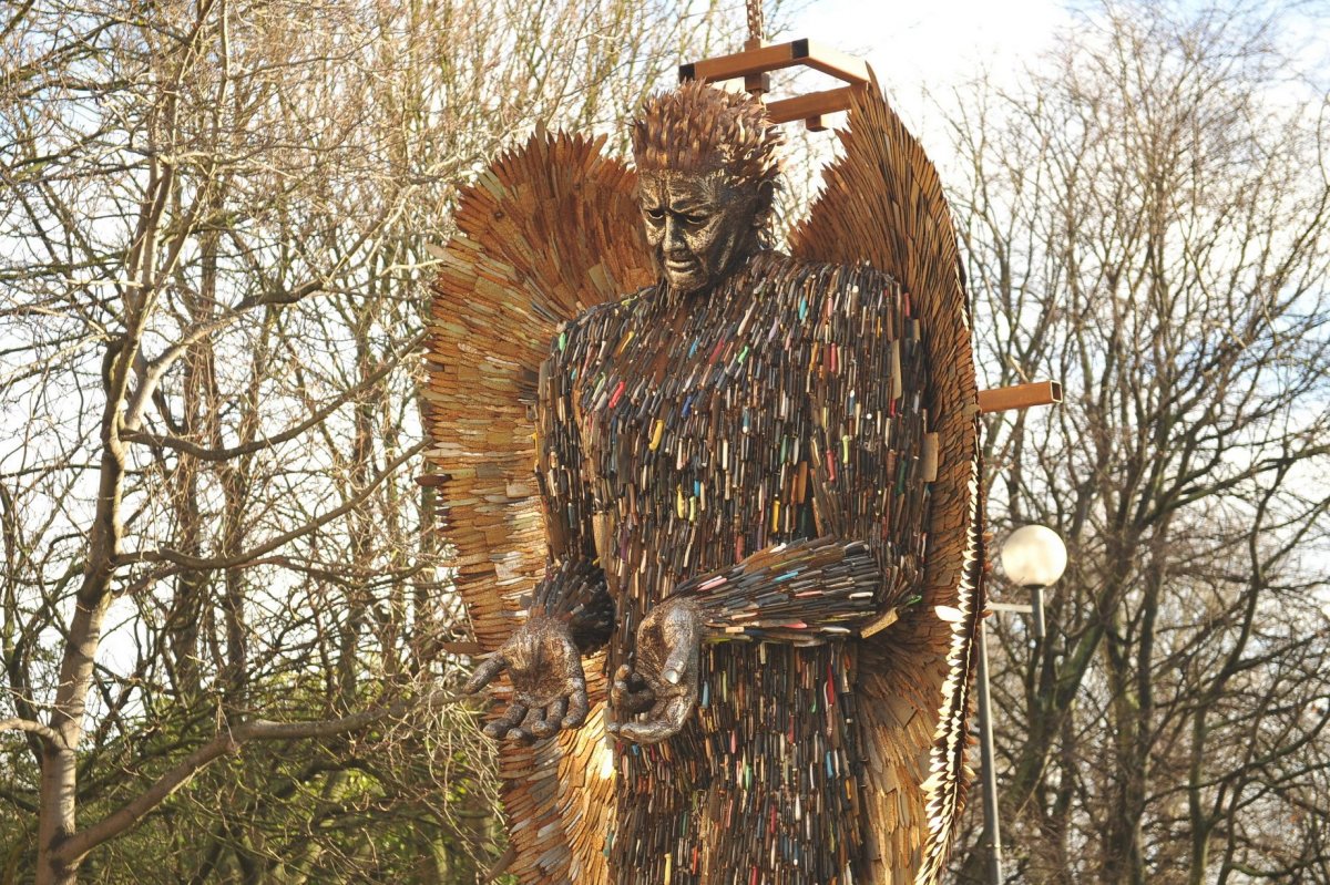 0_Pictures-show-the-Knife-Angel-being-lifted-into-place-in-Hull-city-centre.jpg