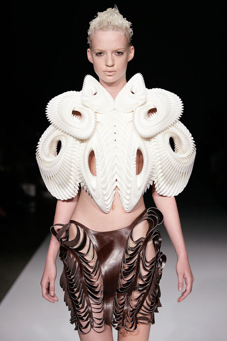 dzn_crystallization-by-iris-van-herpen-2.jpg