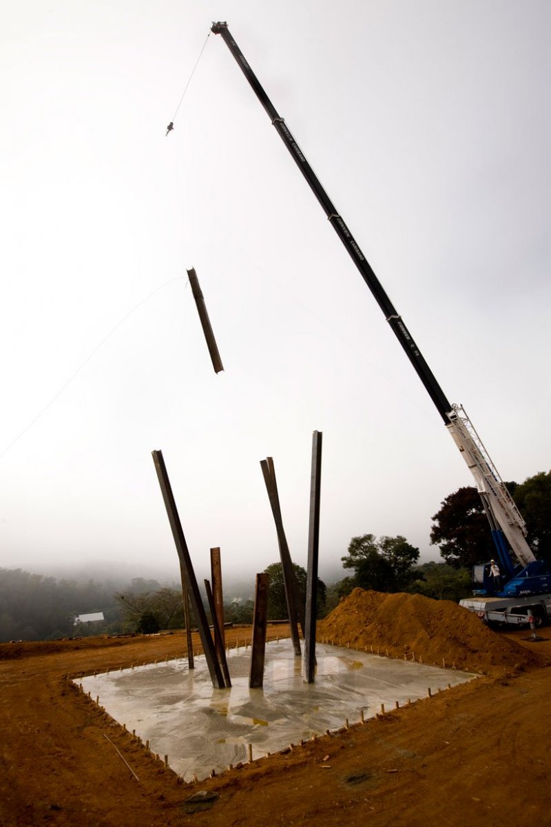 chris-burden-beam-drop-inhotim-brazil-designboom-06.jpg