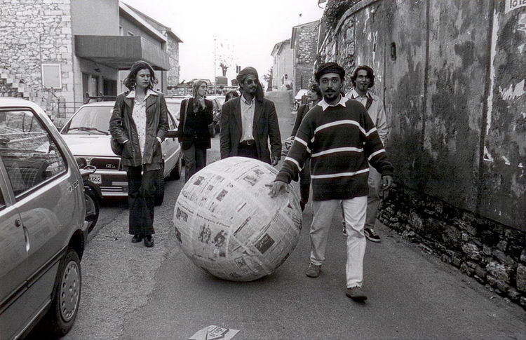 Material news. Sfere di Giornali (newspaper sphere).jpg.3