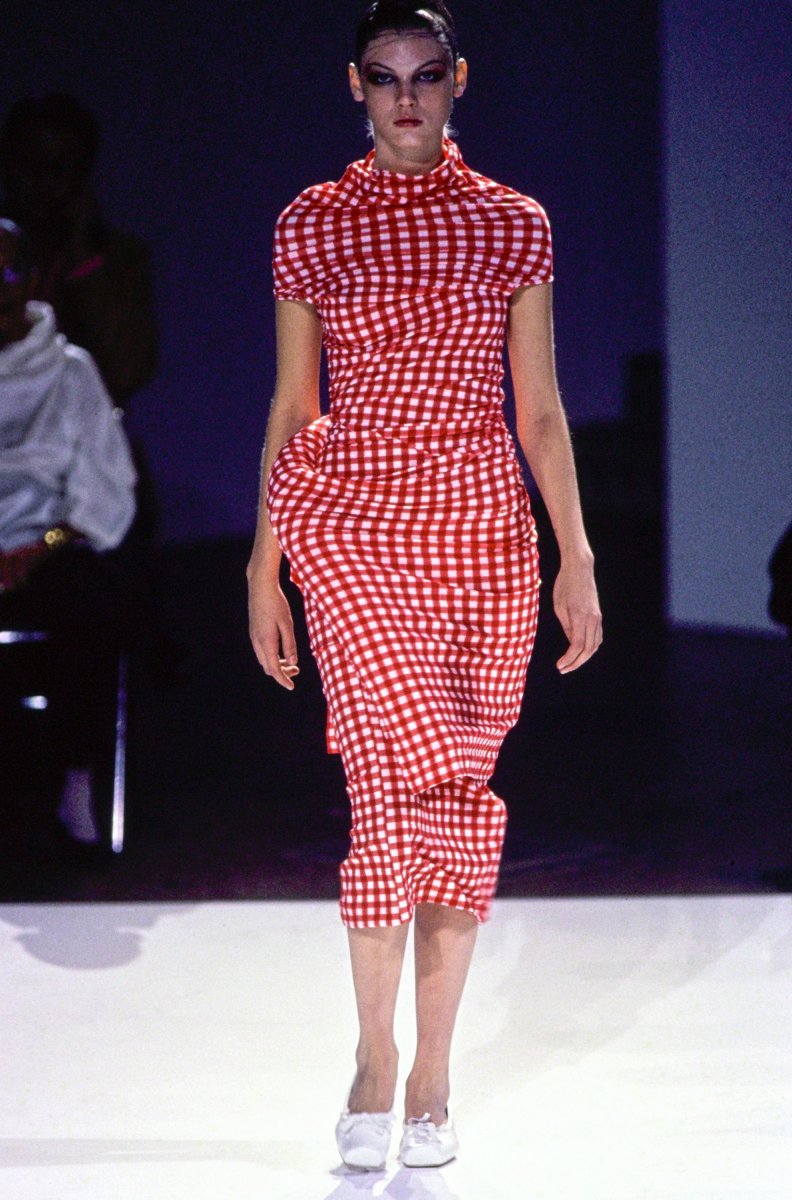 COMME-DES-GARCONS-SPRING-1997-RTW-02-ANGELA-LINDVALL.jpg