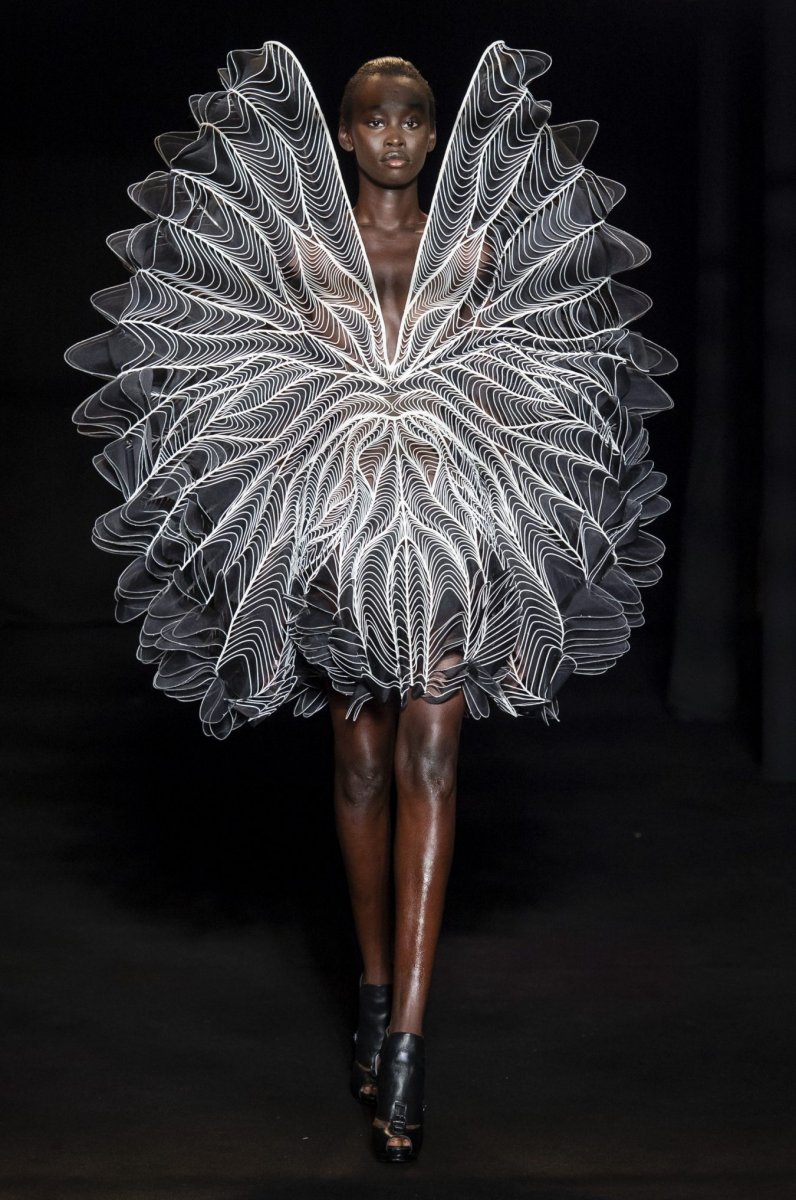 van-herpen-hc-rf18-0930-e1530566692982.jpg.1