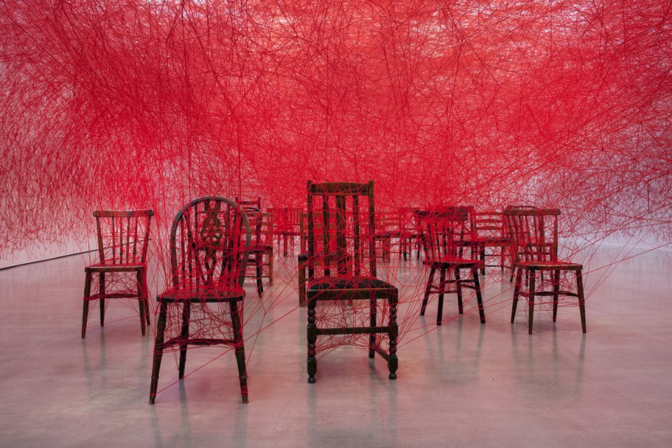 installationsbild-nedre-etage-the-distance-chiharu-shiota-foto-hossein-sehatlou-960x640.jpg